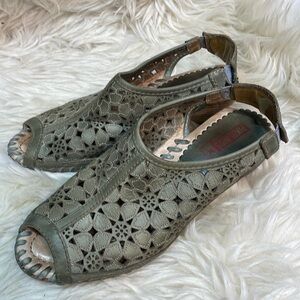 Plinkos Pre Owned Olive Green Leather Upper Sandals size 37 with 2 in Heel